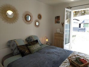 1 bedroom, WiFi, bed sheets - Guest Room 'A L'ombre Des Amandiers - Room 1' with Shared Pool, Communal Garden and Wi-Fi (Saint-Martin d'Ardèche)