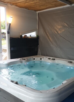 Indoor spa tub