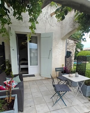 Outdoor dining - Guest Room 'A L'ombre Des Amandiers - Room 1' with Shared Pool, Communal Garden and Wi-Fi (Saint-Martin d'Ardèche)