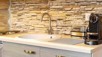 Kjøleskap, ovn, kokeplater og kaffetrakter/tekoker