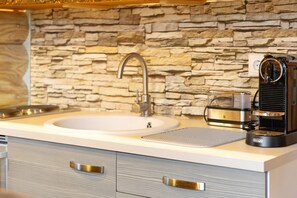 Jääkaappi, uuni, liesi, kahvin-/teenkeitin