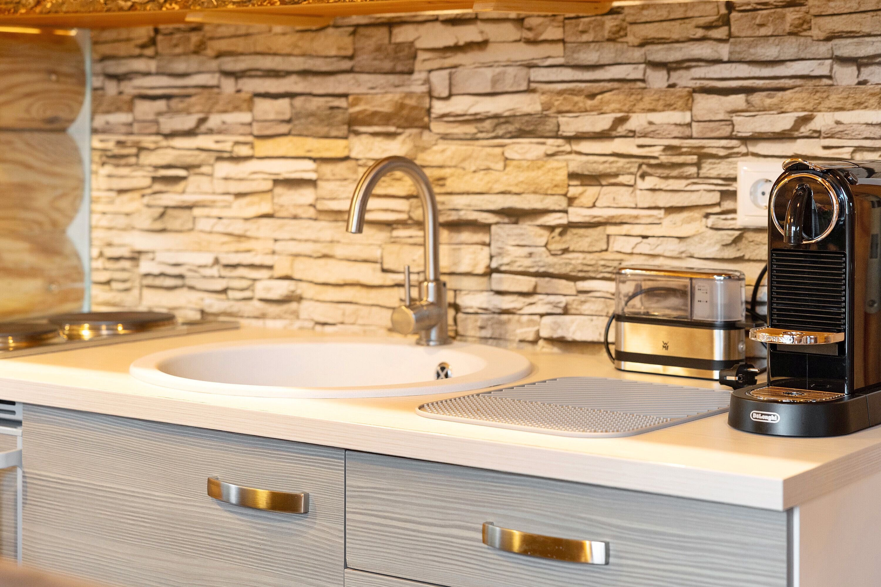 Kühlschrank, Ofen, Herdplatte, Wasserkocher mit Kaffee-/Teezubehör