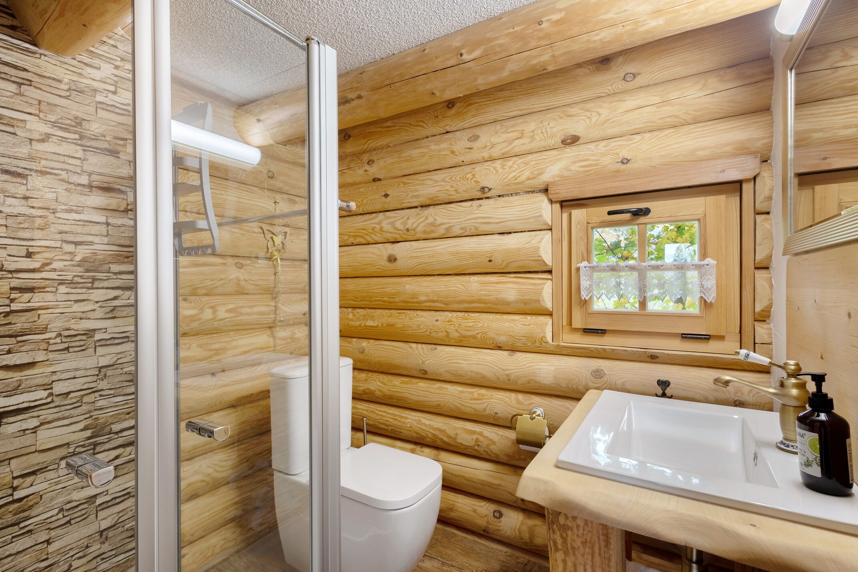 Een douche, gratis toiletartikelen, een haardroger, handdoeken