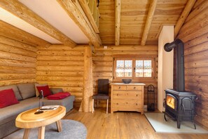 Televisio, takka, pöytätennispöytä