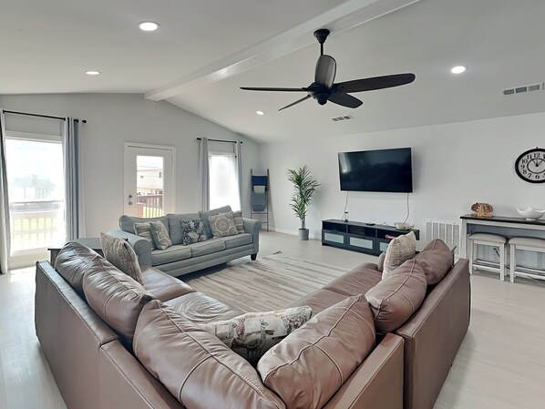 Smart TV - Surfside Casa de Playa | Water Views (Surfside)