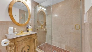 Een douche, shampoo