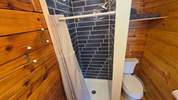 Serviettes fournies, papier toilette