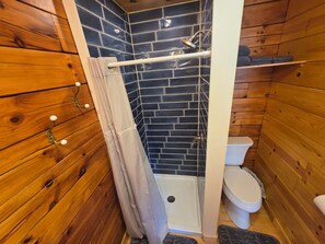 Towels, toilet paper - Adorable rustic cabin #4 with glamping charm in Waterloo! (Waterloo)
