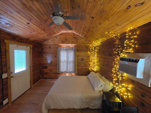 Adorable rustic cabin #4 with glamping charm in Waterloo!