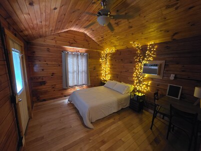 Adorable rustic cabin #4 with glamping charm in Waterloo!