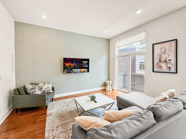 TV, offices - Elegant 3BR Getaway - Walkable Northern Liberties (Philadelphia)