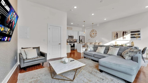 Vibrant 3BR Sleeps 8 | near Liberty Bell in Philly