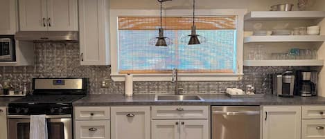 Een koelkast, een microgolfoven, een oven, een kookplaat