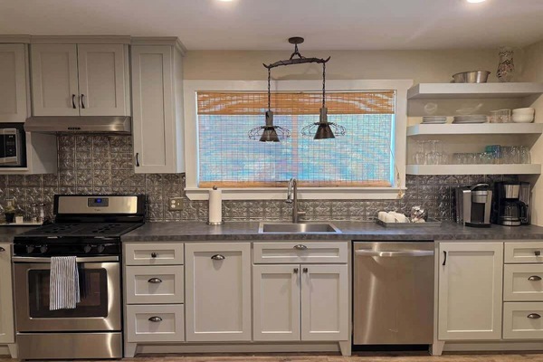 Coffee/tea maker, fridge, microwave, oven
