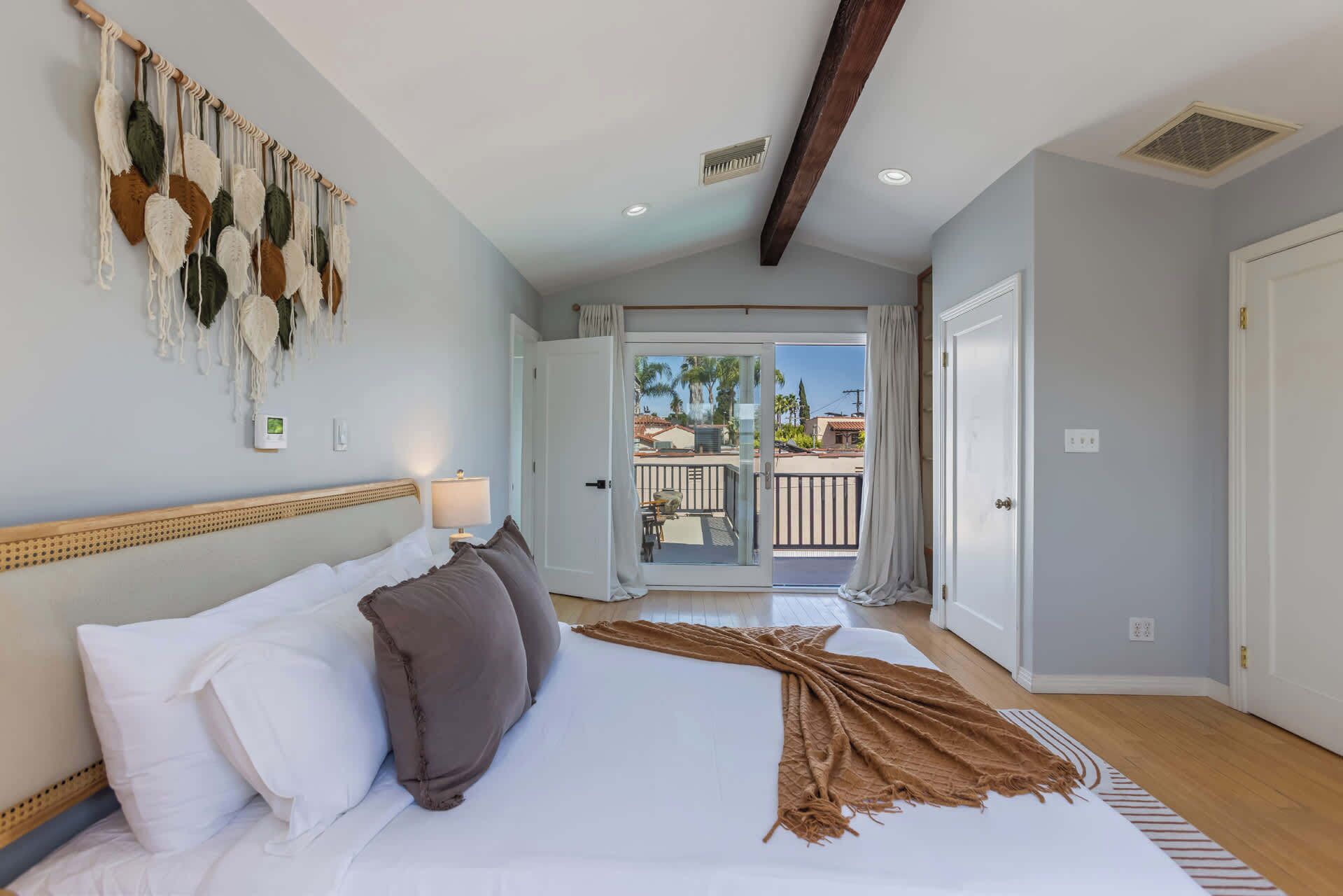 5 habitaciones, tabla de planchar con plancha, wifi y ropa de cama 