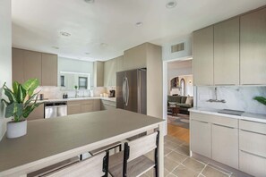 Fridge, microwave, oven, stovetop - Casa Patricia by Oraklus (Los Angeles)