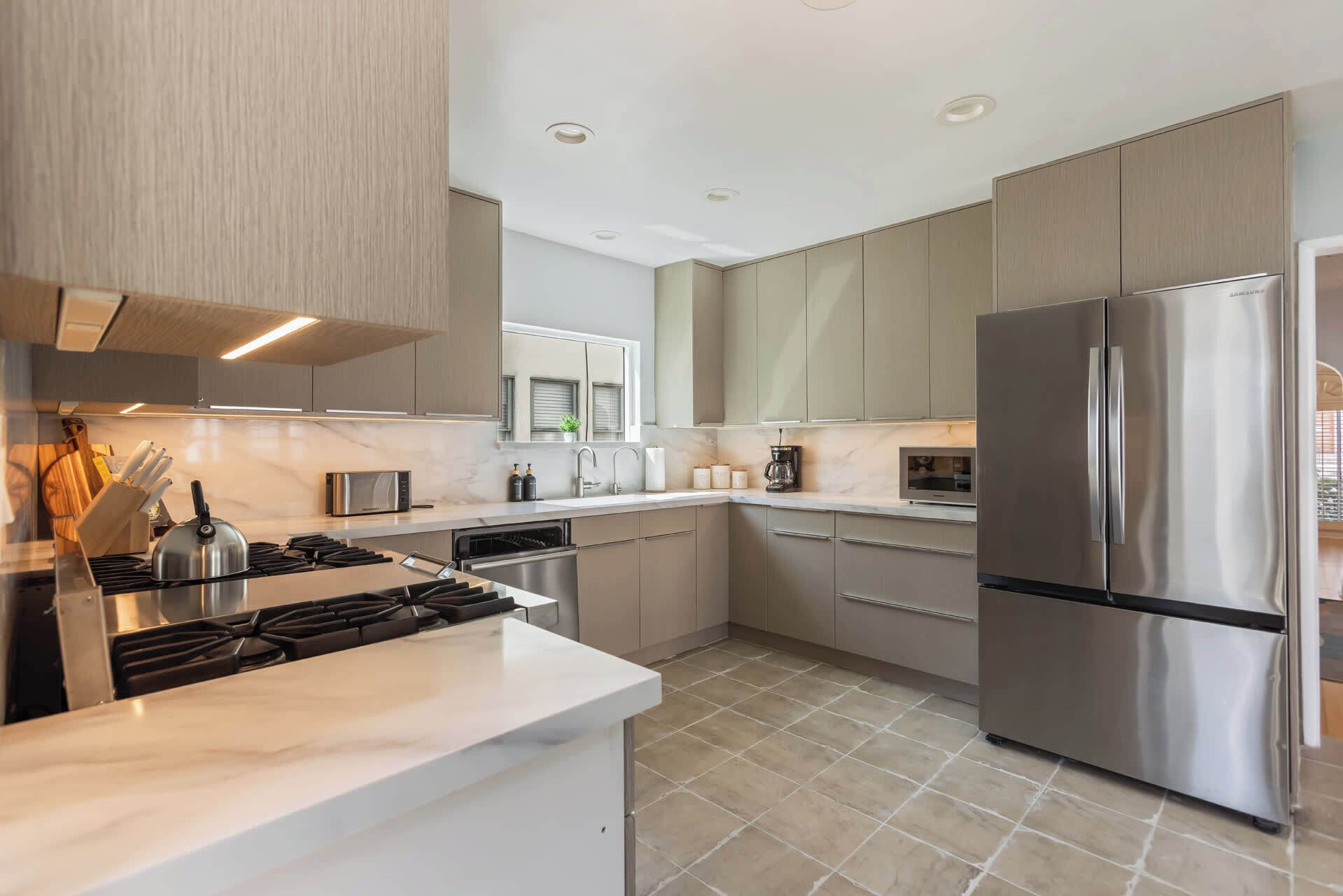 Een koelkast, een magnetron, een oven, een kookplaat