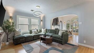 Televisie, een open haard en een kantoor