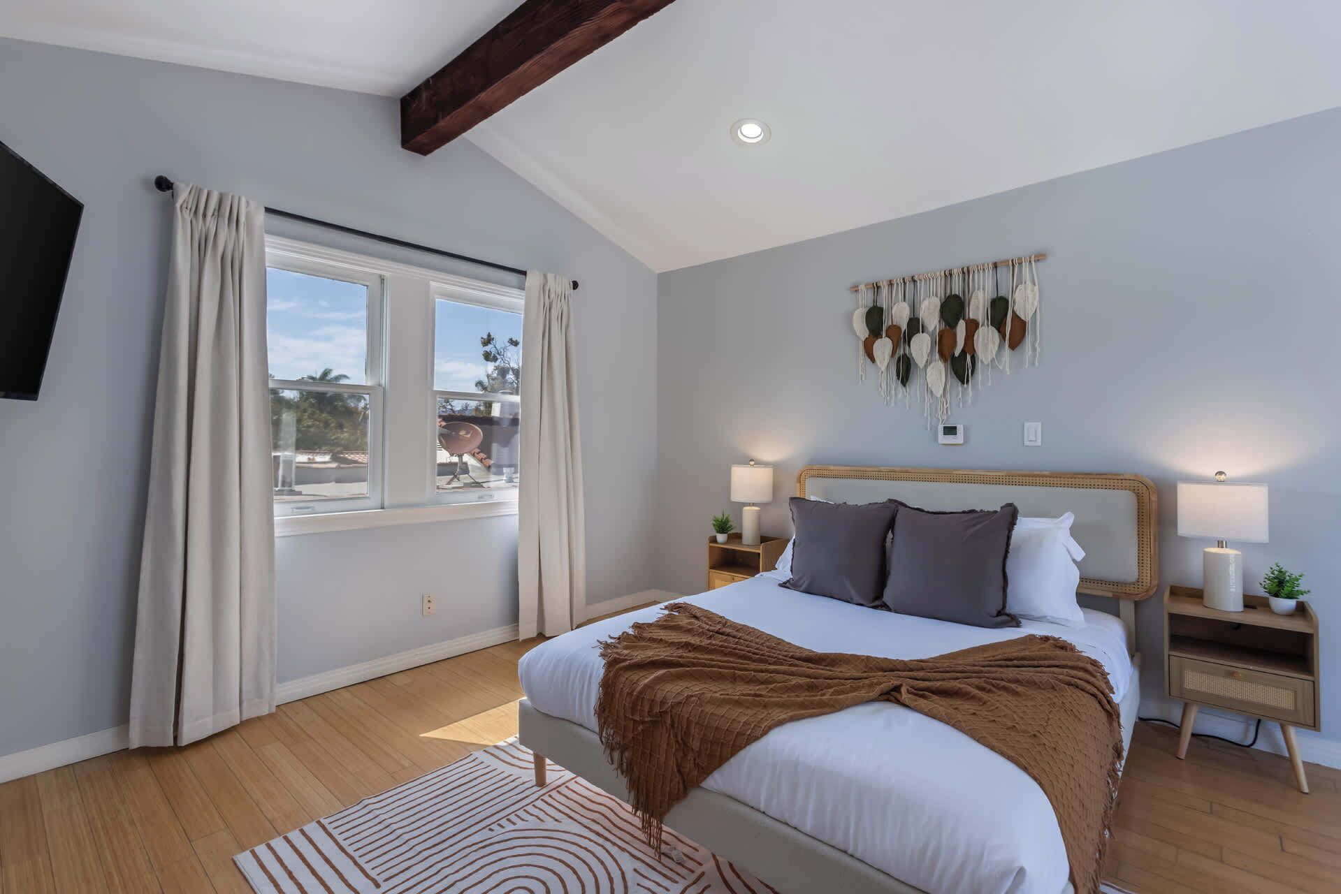 5 bedrooms, iron/ironing board, WiFi, bed sheets