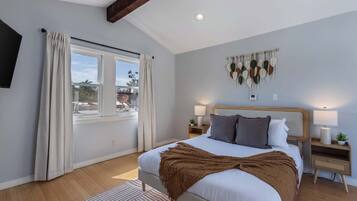 5 bedrooms, iron/ironing board, WiFi, bed sheets