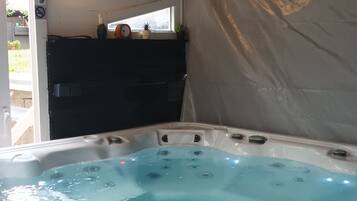 Indoor spa tub