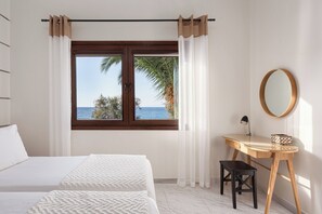 3 bedrooms, desk, iron/ironing board, travel cot - Aniv Villa By The Sea (Syros)