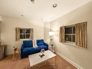 TV - Rittenhouse 1BD, Sleeps 4, Walk to Square & Shops (Philadelphia)