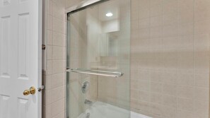 Shower, hair dryer, towels, shampoo - Chic 1BR Retreat | Sleeps 4 | Liberty Bell Philly (Philadelphia)