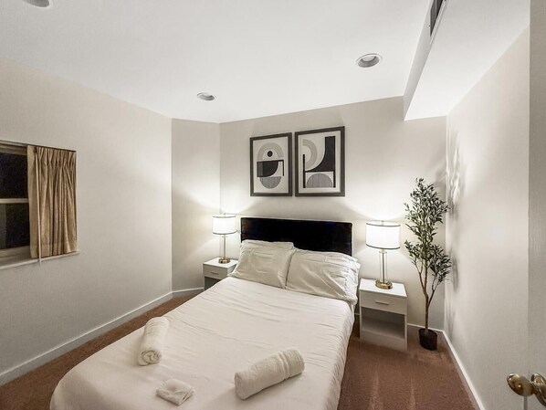 1 bedroom, iron/ironing board, WiFi, bed sheets - Rittenhouse 1BD, Sleeps 4, Walk to Square & Shops (Philadelphia)