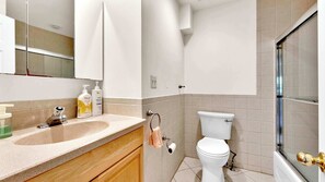 Douche, séchoir à cheveux, serviettes fournies, shampooing