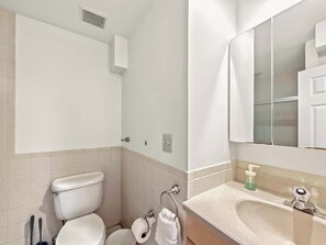 Dusj, hårføner, håndklær og sjampo