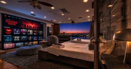 Grand Queen Village Retreat in Philly | Sleeps 16