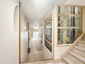 Interior - Grand Queen Village Retreat (Philadelphia)