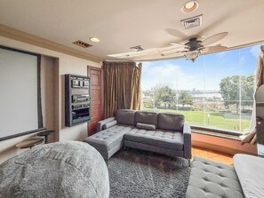 Interior - Grand Queen Village Retreat (Philadelphia)