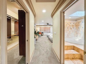 Interior - Grand Queen Village Retreat (Philadelphia)