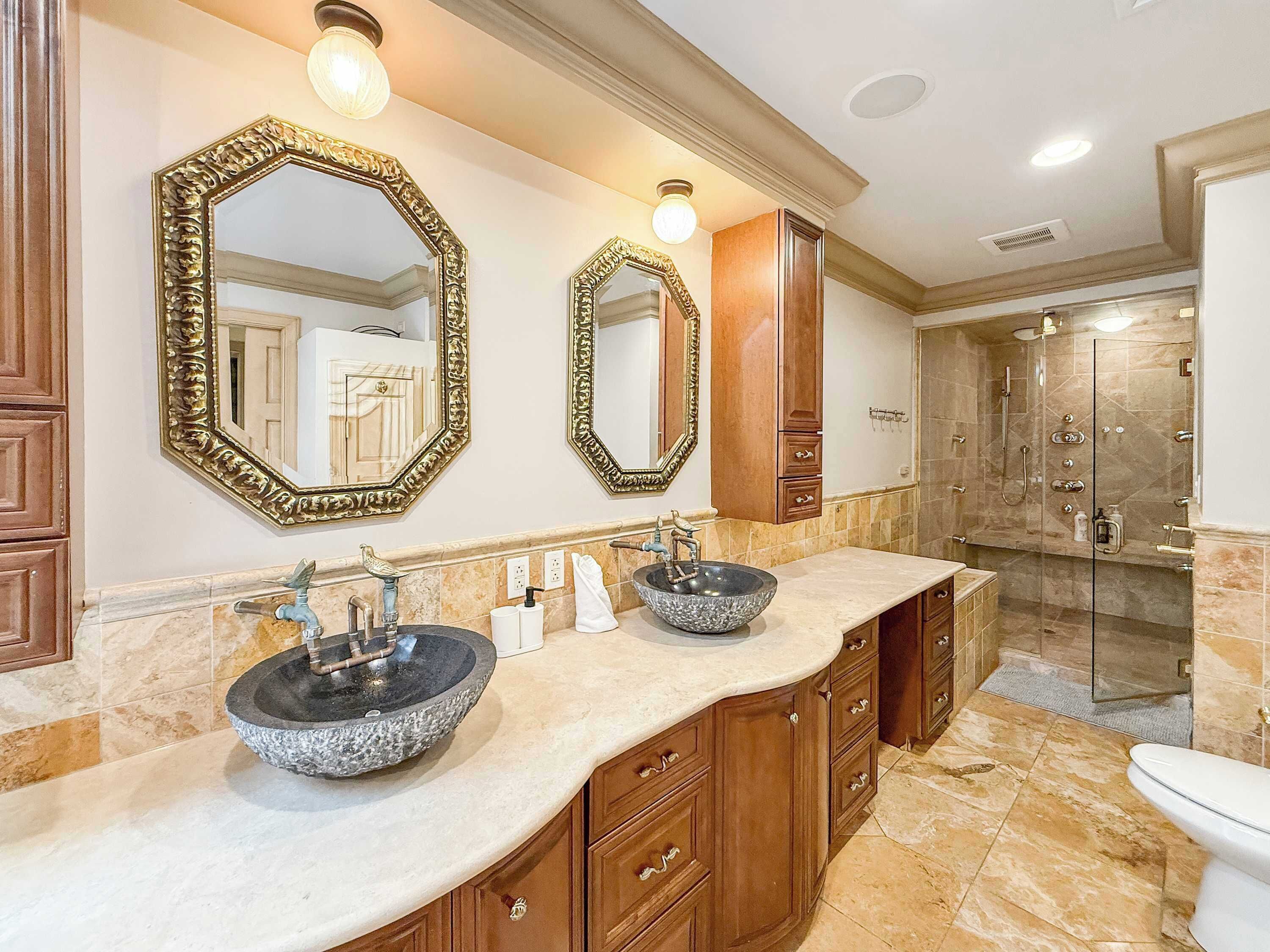 Chuveiro, secador de cabelo, toalhas de banho 