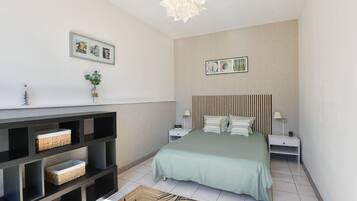 2 habitaciones, escritorio, tabla de planchar con plancha y wifi
