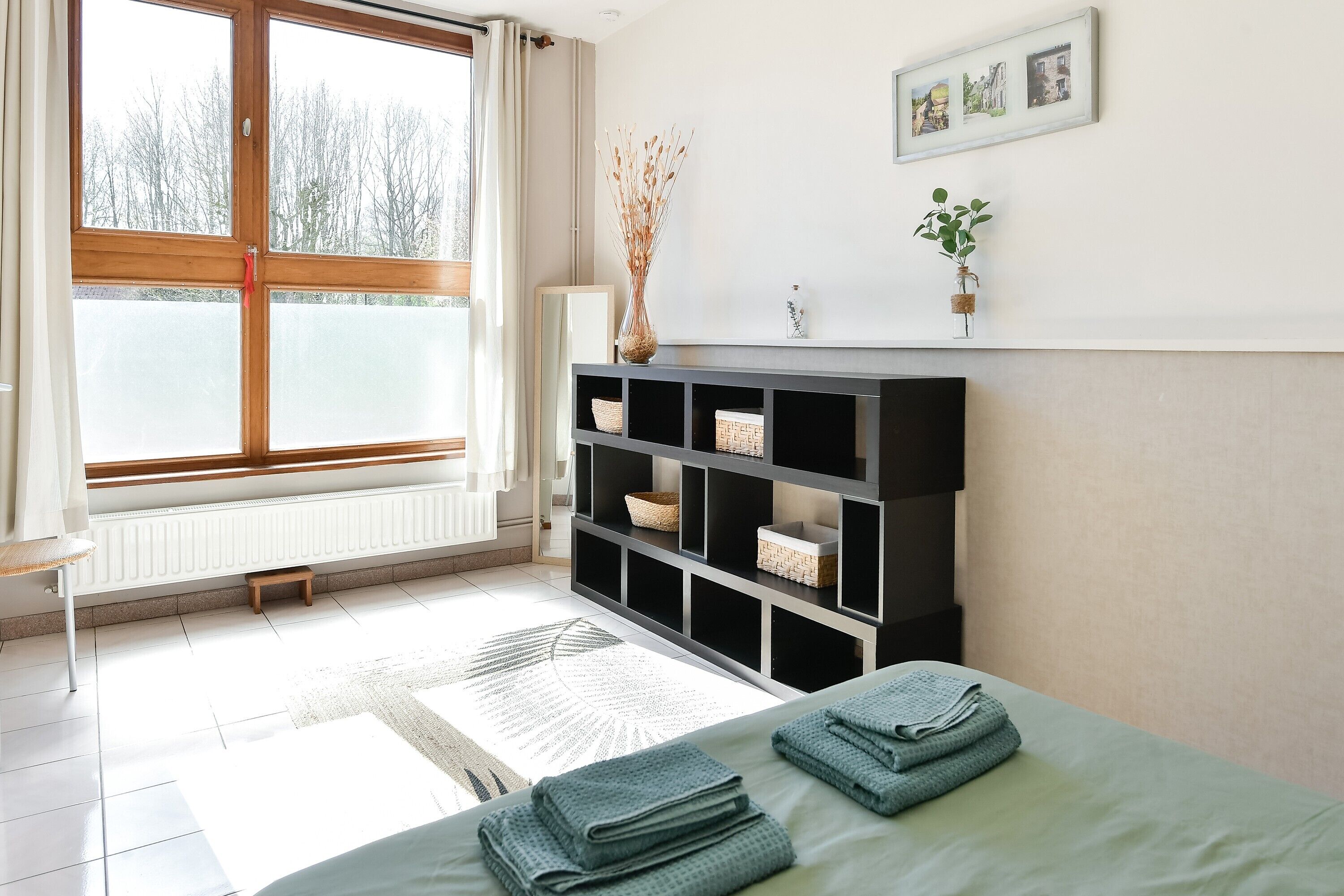 2 bedrooms, desk, iron/ironing board, WiFi