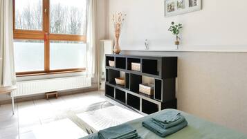 2 bedrooms, desk, iron/ironing board, WiFi