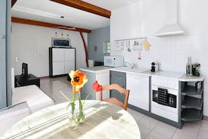 Réfrigérateur, micro-ondes, four, plaque de cuisson