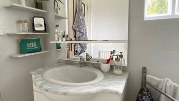 Douche, serviettes fournies