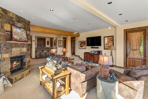 Smart TV, fireplace