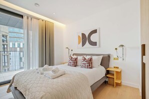 2 habitaciones, escritorio y tabla de planchar con plancha 