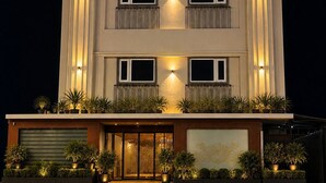 Un hotel de varios pisos con un cartel que dice 'Golden Treat Hotel'.