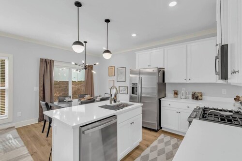 Modern Stay | Luxe 3BR | Sleeps 10 | 2 Min DT