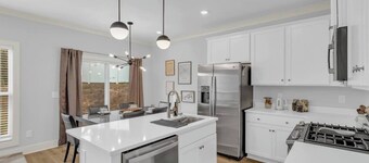 Modern Stay | Luxe 3BR | Sleeps 10 | 2 Min DT