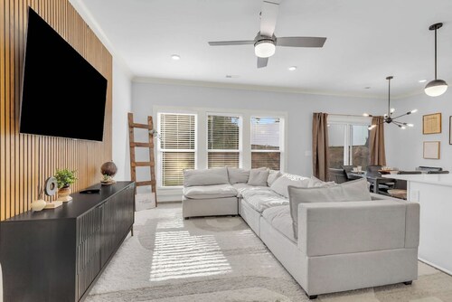Modern Stay | Luxe 3BR | Sleeps 10 | 2 Min DT