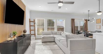 Modern Stay | Luxe 3BR | Sleeps 10 | 2 Min DT