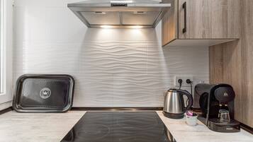 Frigorifero, microonde, forno, piano cottura