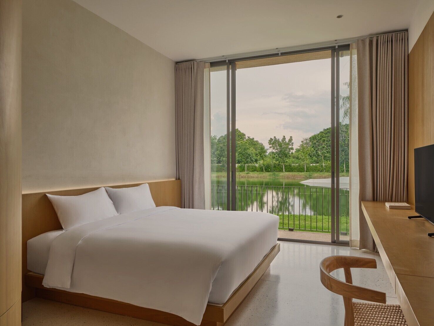 Lake View King Bed | ตู้นิรภัยในห้องพัก, Wi-Fi ฟรี